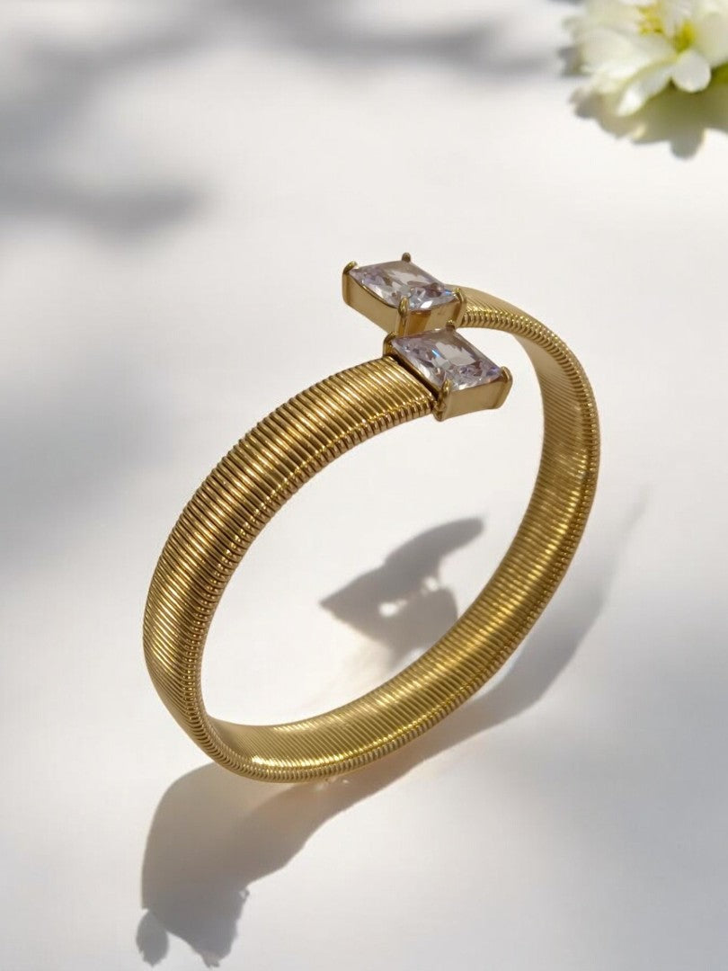 GOLDEN STRATCHABLE WITH SQUARE SHINY DIAMOND
