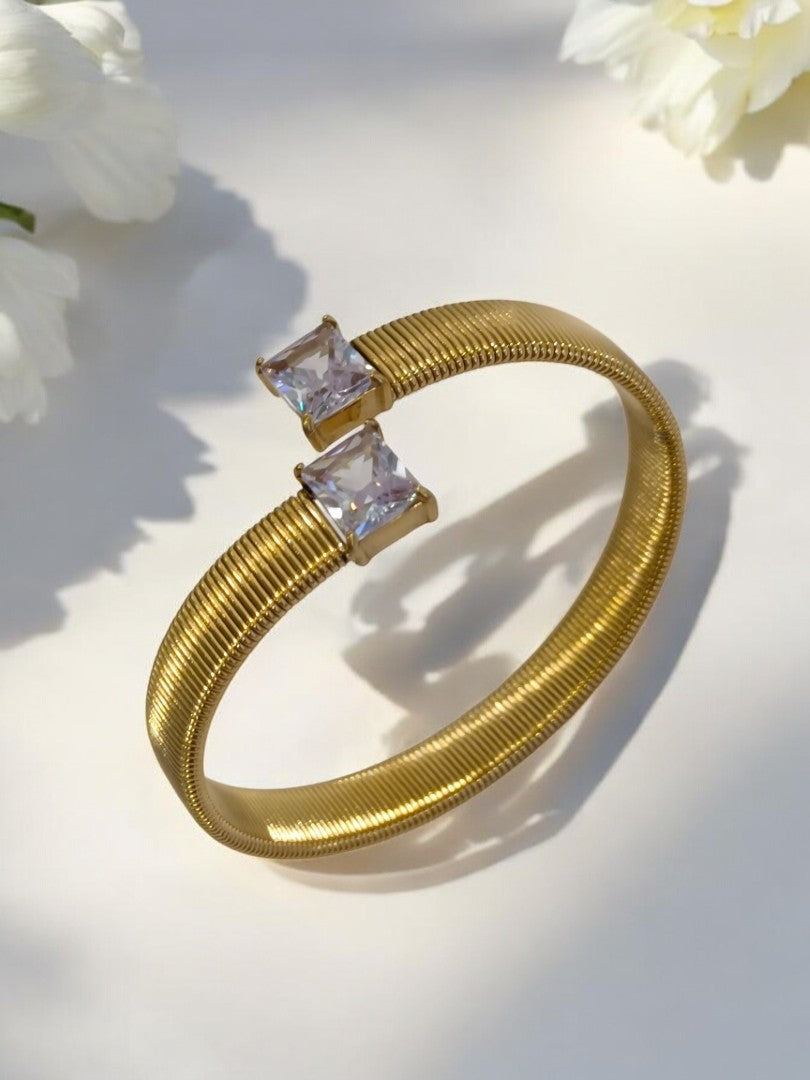 GOLDEN STRATCHABLE WITH SQUARE SHINY DIAMOND