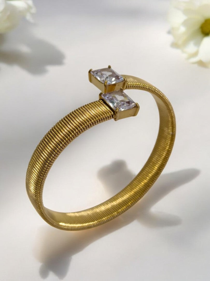 GOLDEN STRATCHABLE WITH SQUARE SHINY DIAMOND