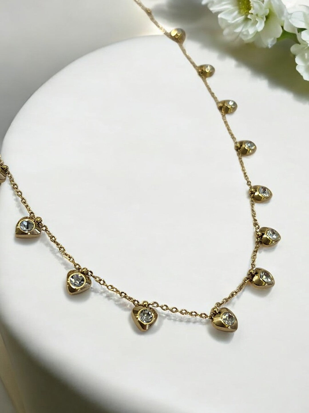 GOLDEN CHAIN WITH HANGING HEART IN DIAMOND