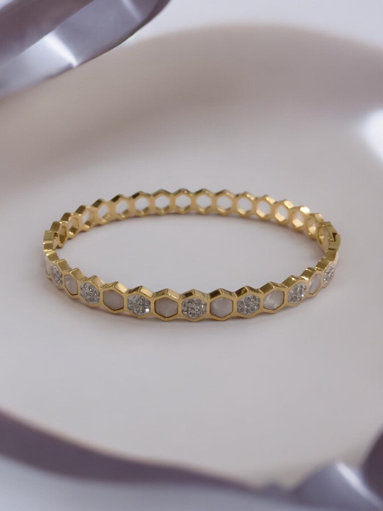 GOLDEN HIVE WITH TINY SHINE DIAMOND