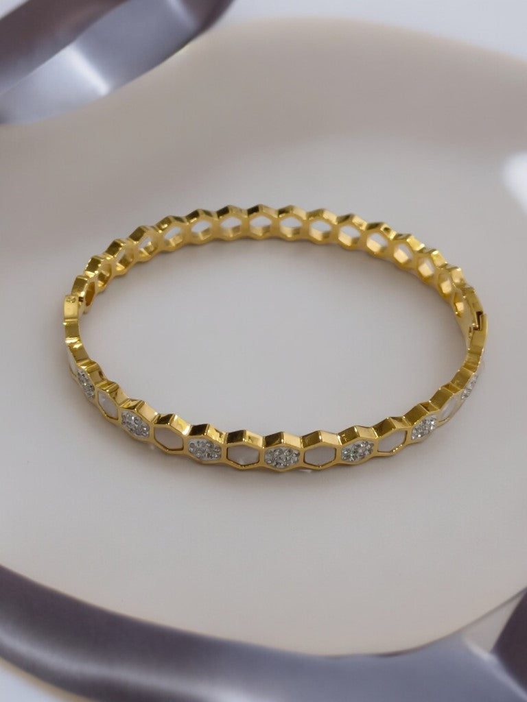 GOLDEN HIVE WITH TINY SHINE DIAMOND
