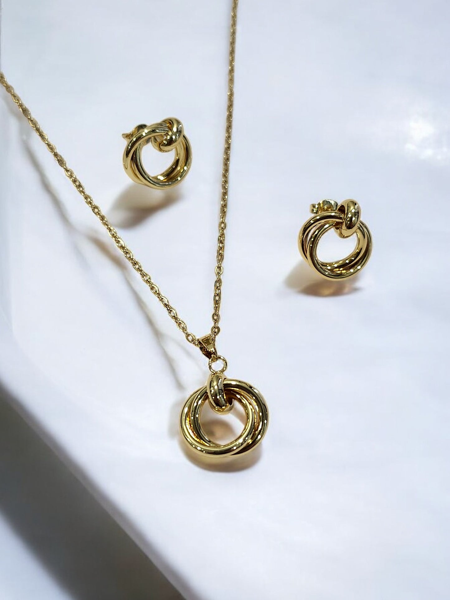 GOLDEN CHAIN WITH TWISTED ROUND PENDENT AND EARRING