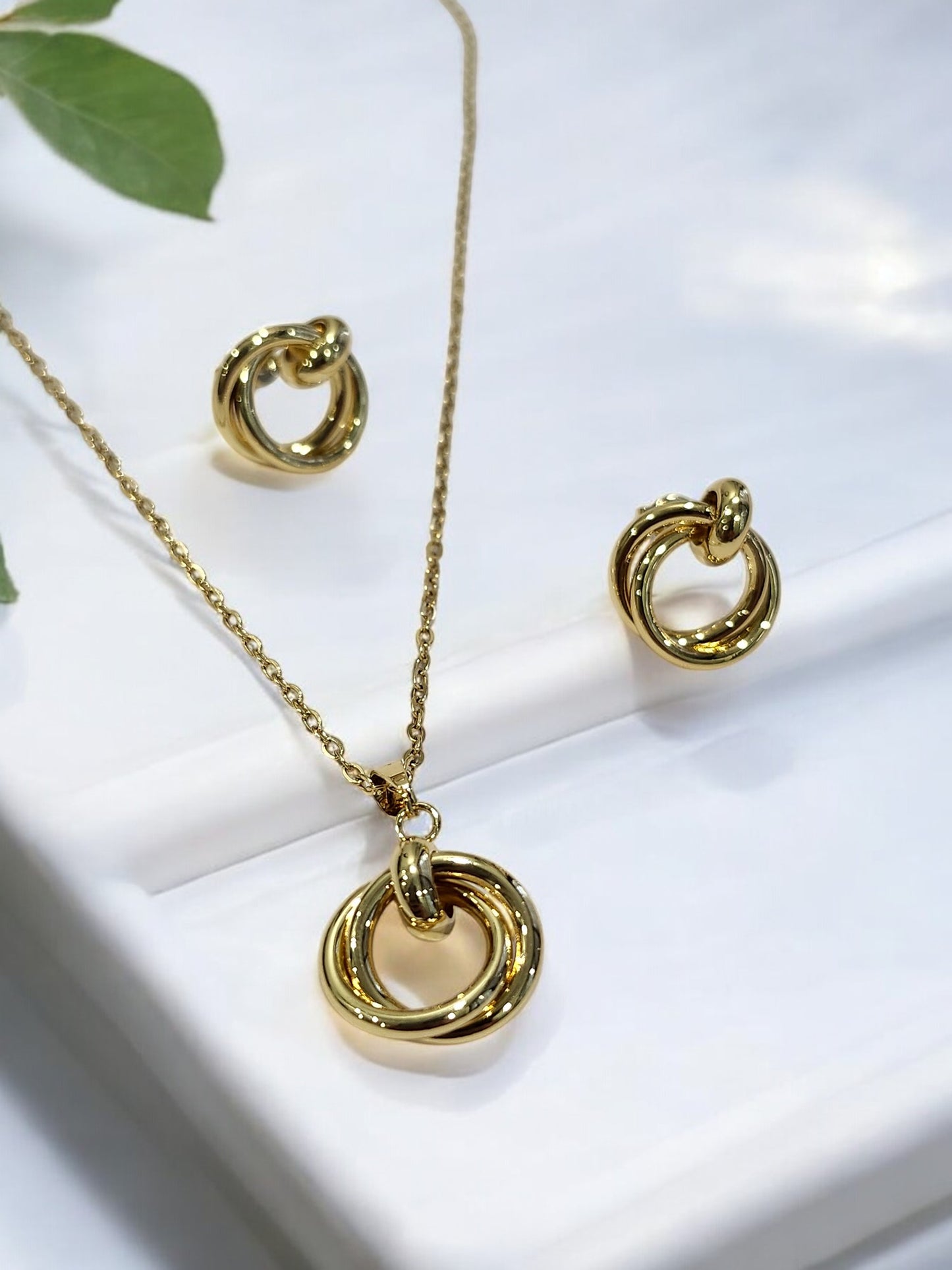 GOLDEN CHAIN WITH TWISTED ROUND PENDENT AND EARRING