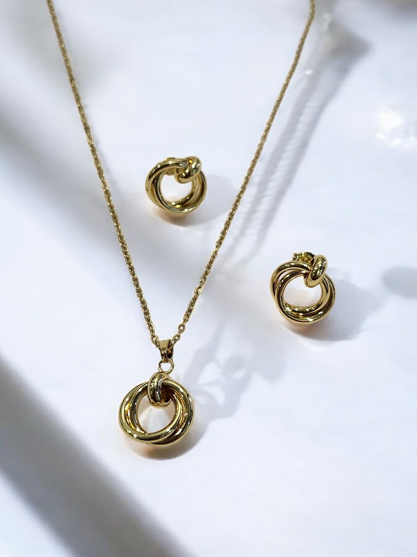 GOLDEN CHAIN WITH TWISTED ROUND PENDENT AND EARRING