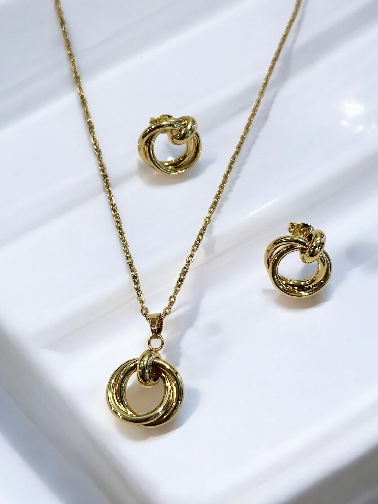 GOLDEN CHAIN WITH TWISTED ROUND PENDENT AND EARRING