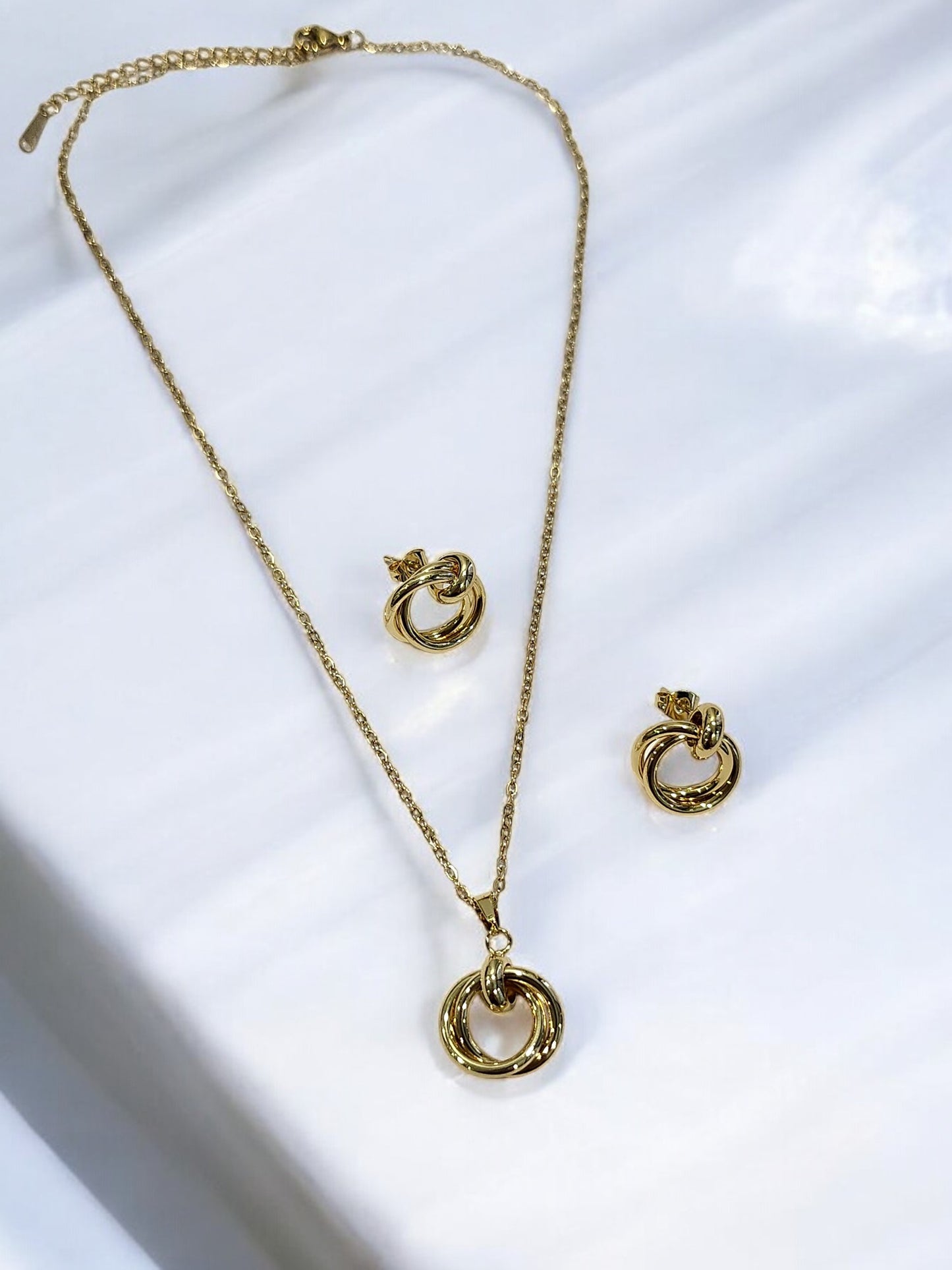 GOLDEN CHAIN WITH TWISTED ROUND PENDENT AND EARRING