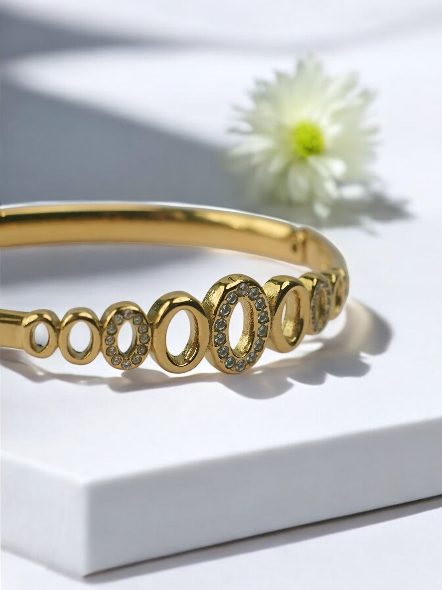 GOLDEN OVAL AND DIAMOND OVAL
