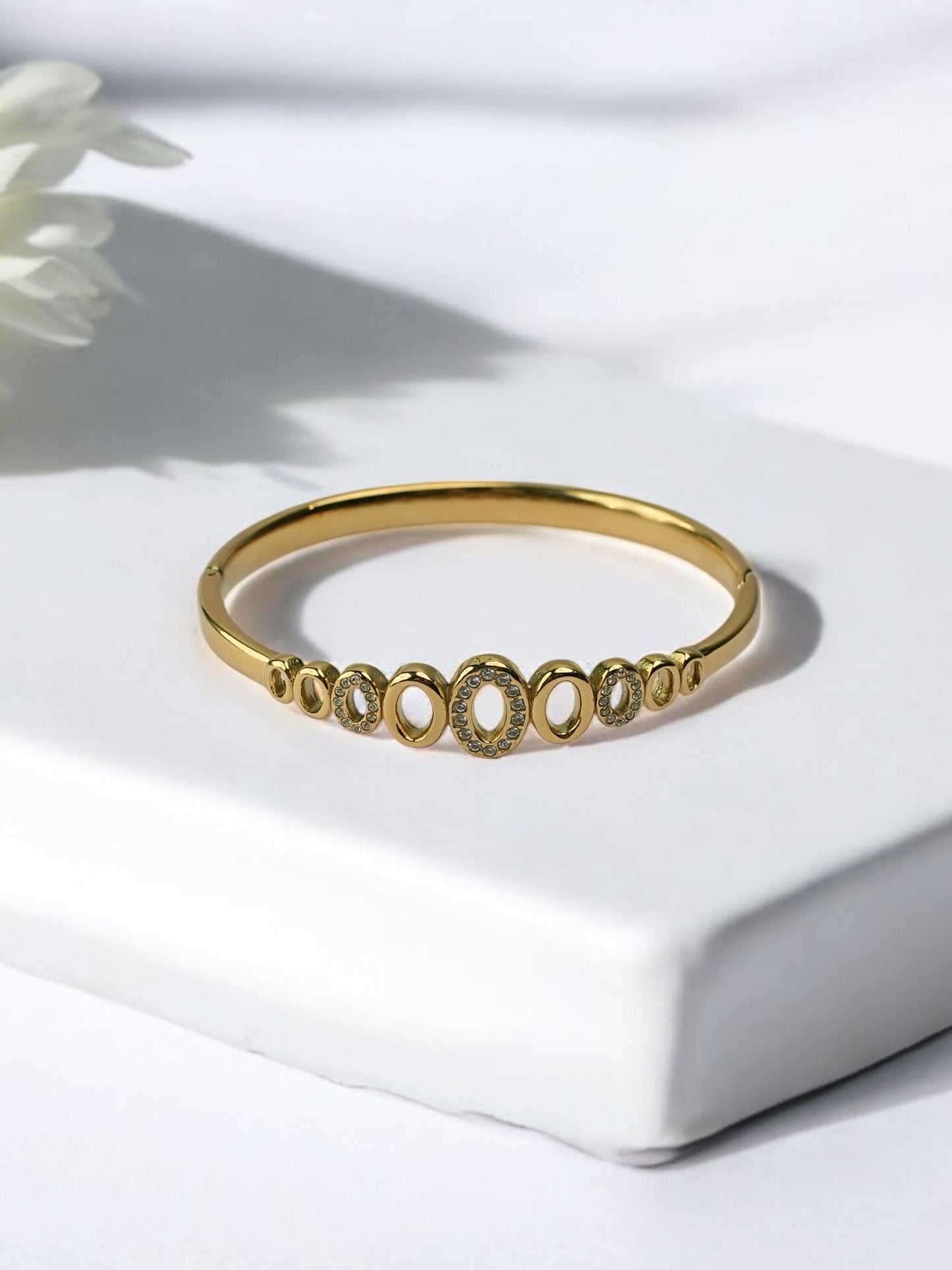 GOLDEN OVAL AND DIAMOND OVAL