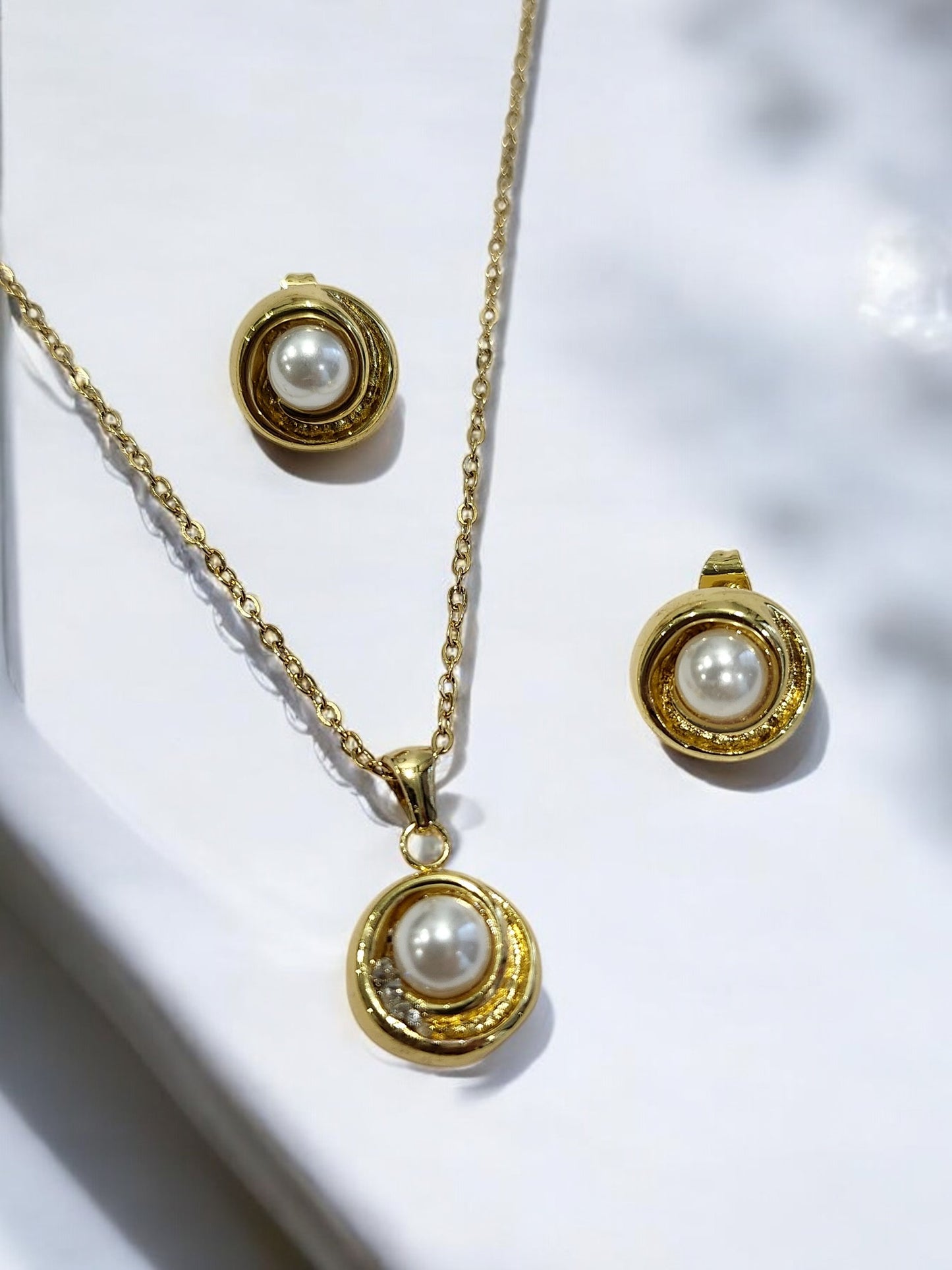 GOLDEN CHAIN WITH EYE CATCHIG PEARL NECKLACE WITH STUD EARRING