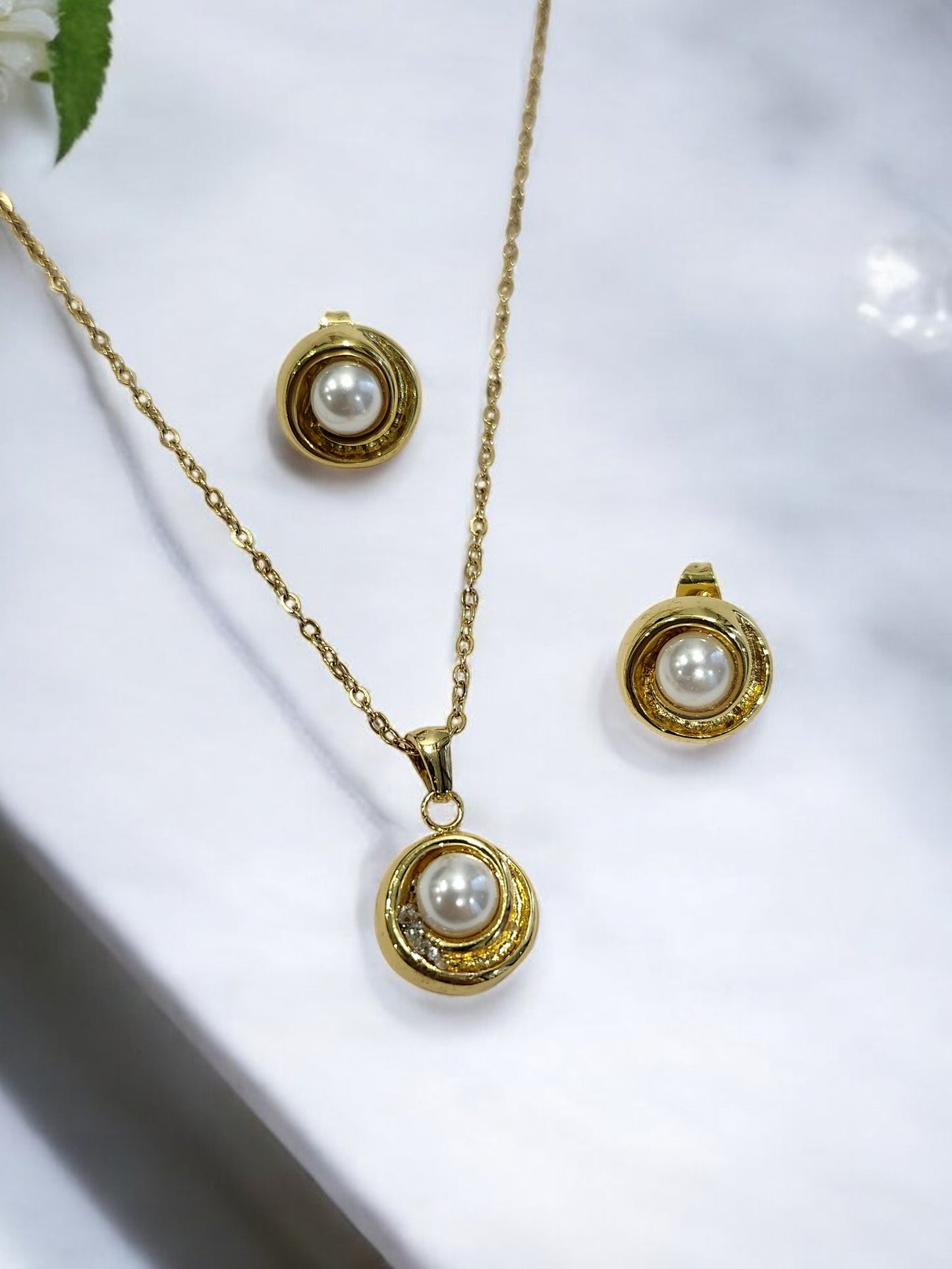 GOLDEN CHAIN WITH EYE CATCHIG PEARL NECKLACE WITH STUD EARRING
