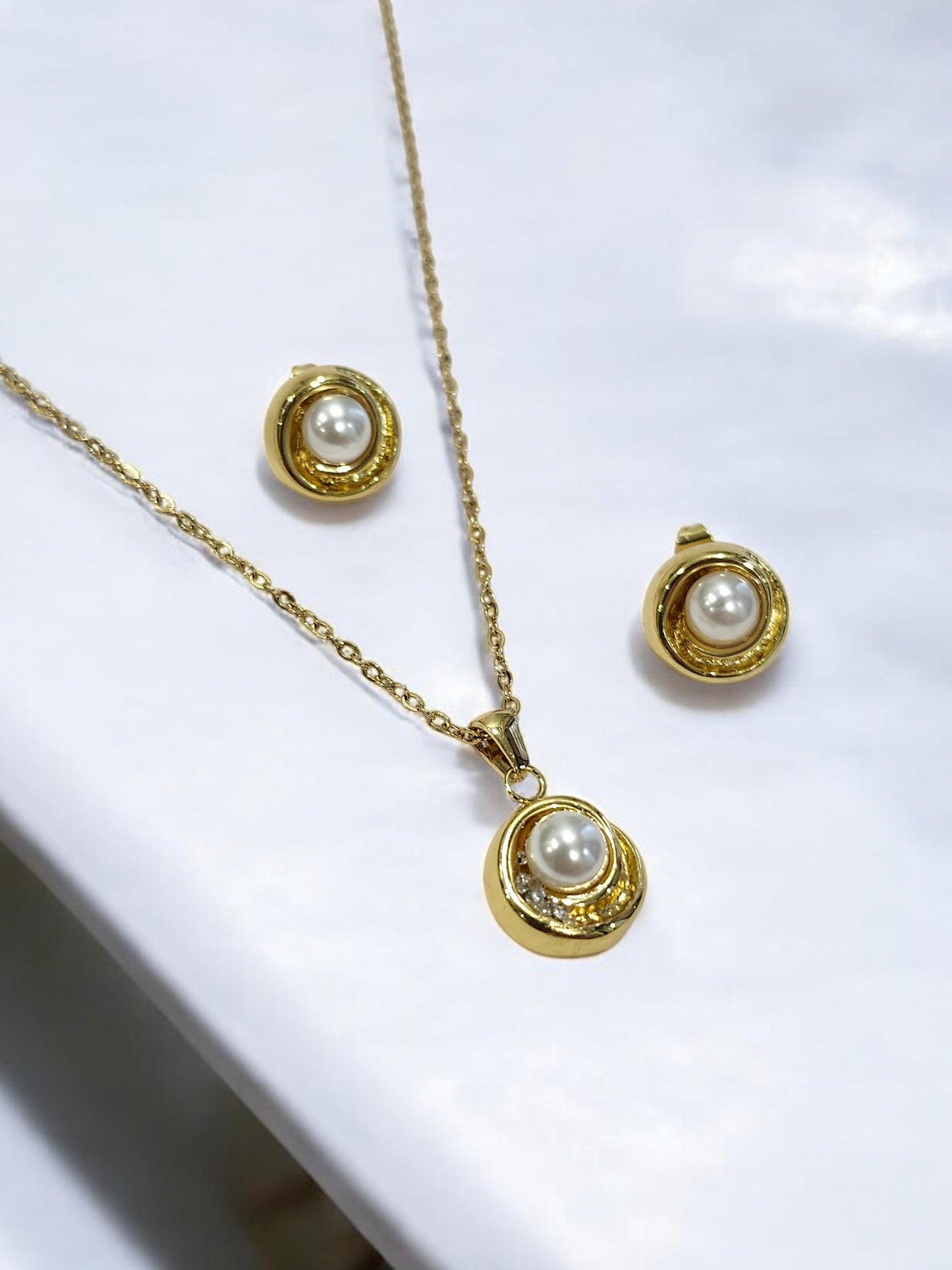 GOLDEN CHAIN WITH EYE CATCHIG PEARL NECKLACE WITH STUD EARRING