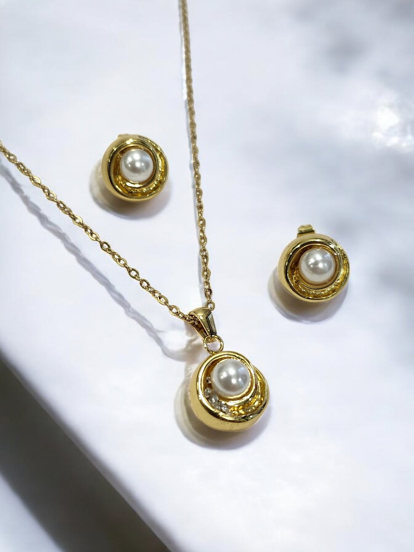 GOLDEN CHAIN WITH EYE CATCHIG PEARL NECKLACE WITH STUD EARRING