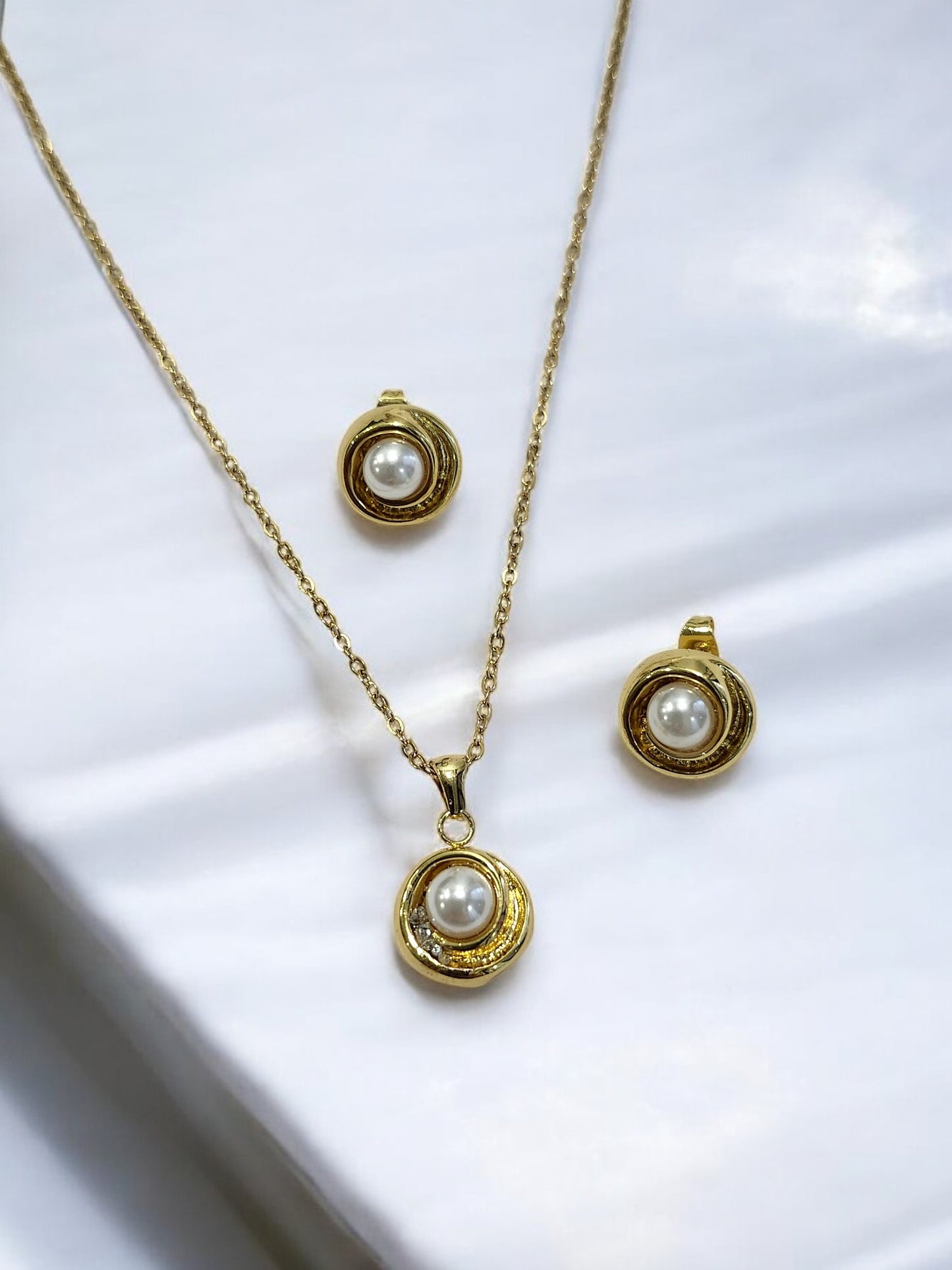 GOLDEN CHAIN WITH EYE CATCHIG PEARL NECKLACE WITH STUD EARRING