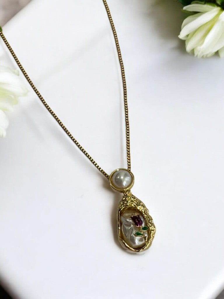 GOLDEN CHAIN WITH EYE CATCHING PEARL