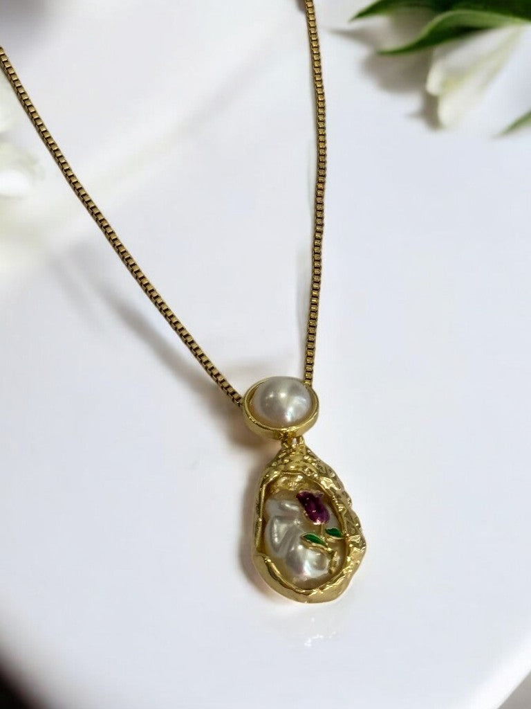 GOLDEN CHAIN WITH EYE CATCHING PEARL