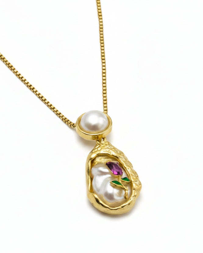 GOLDEN CHAIN WITH EYE CATCHING PEARL