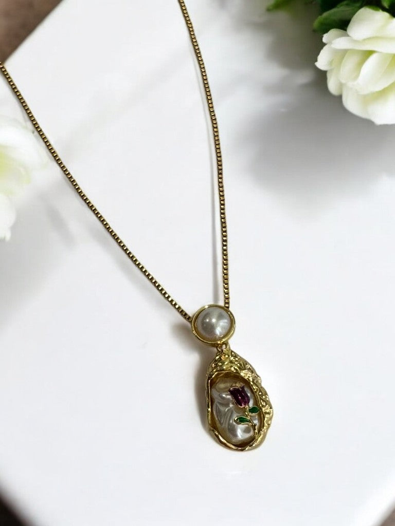 GOLDEN CHAIN WITH EYE CATCHING PEARL