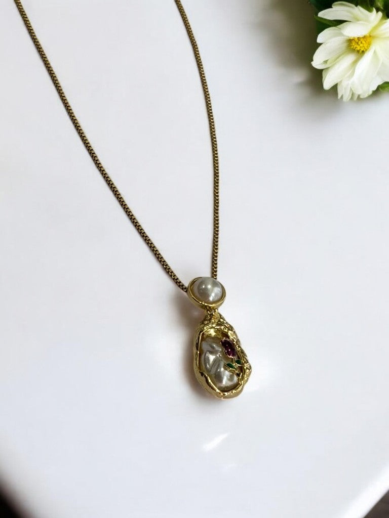 GOLDEN CHAIN WITH EYE CATCHING PEARL