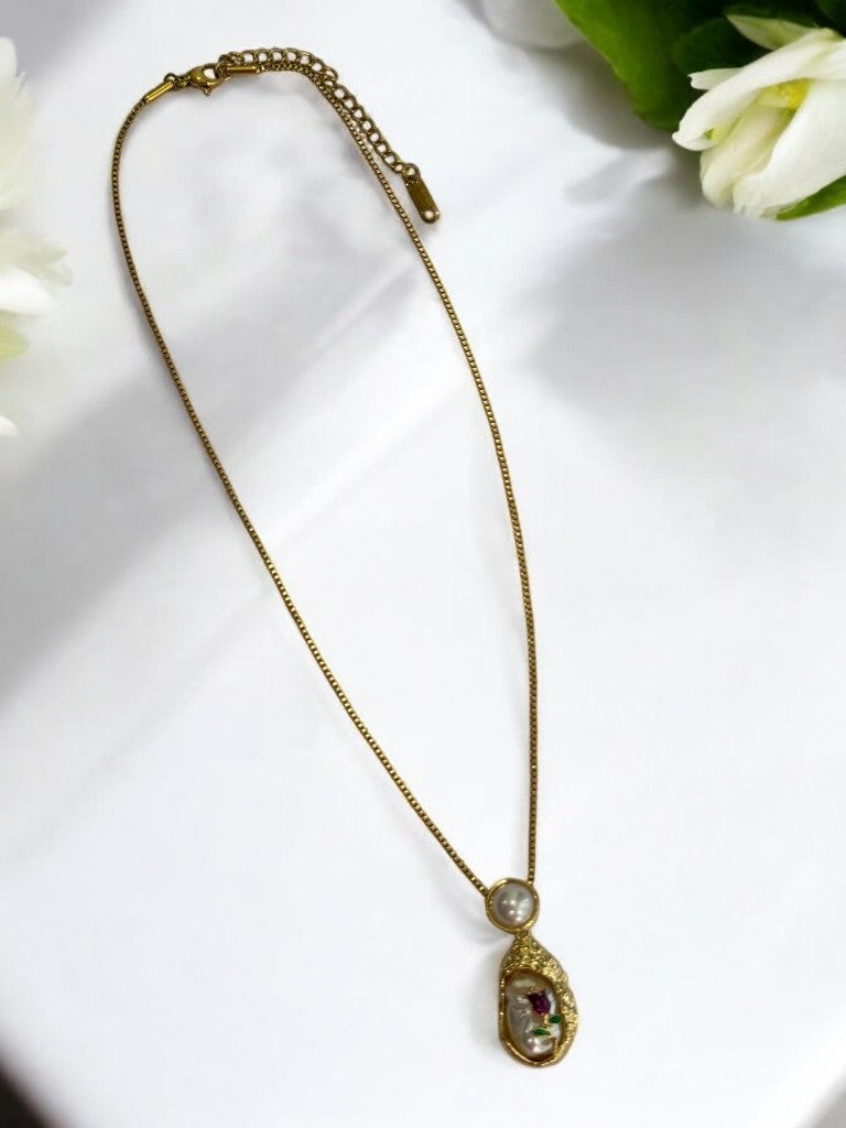 GOLDEN CHAIN WITH EYE CATCHING PEARL
