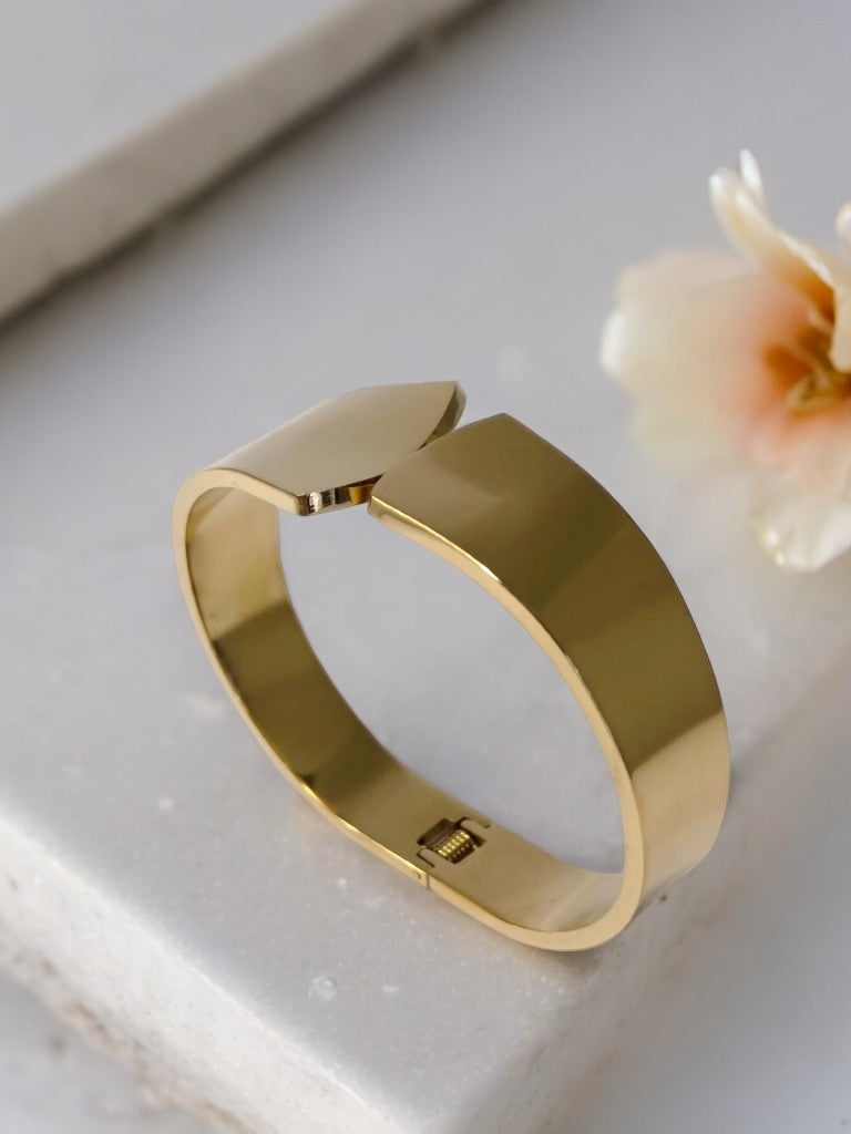 GOLDEN TRENDY BRACELET