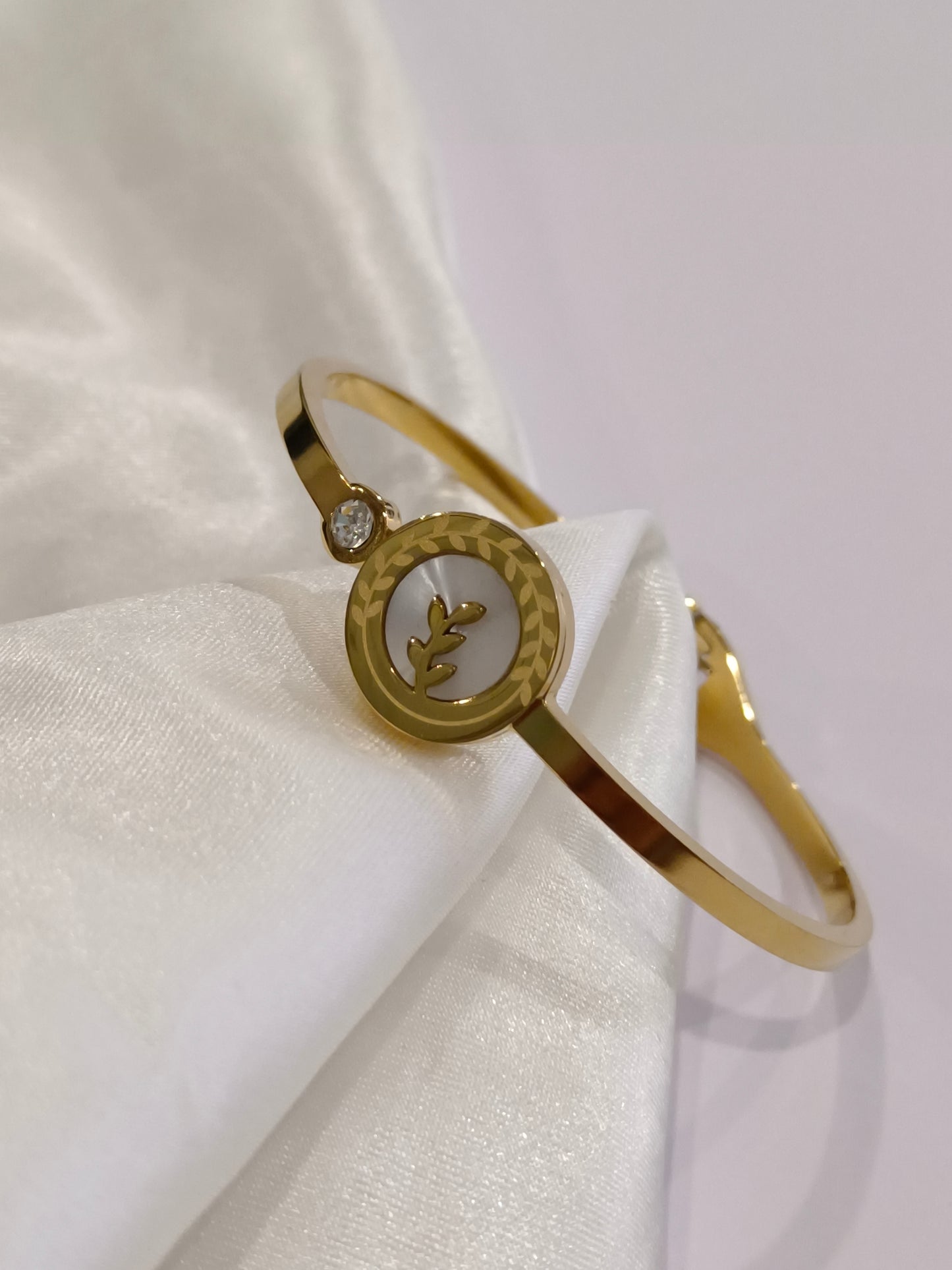 GOLDEN LEAF WITH SPARKLING DIAMOND