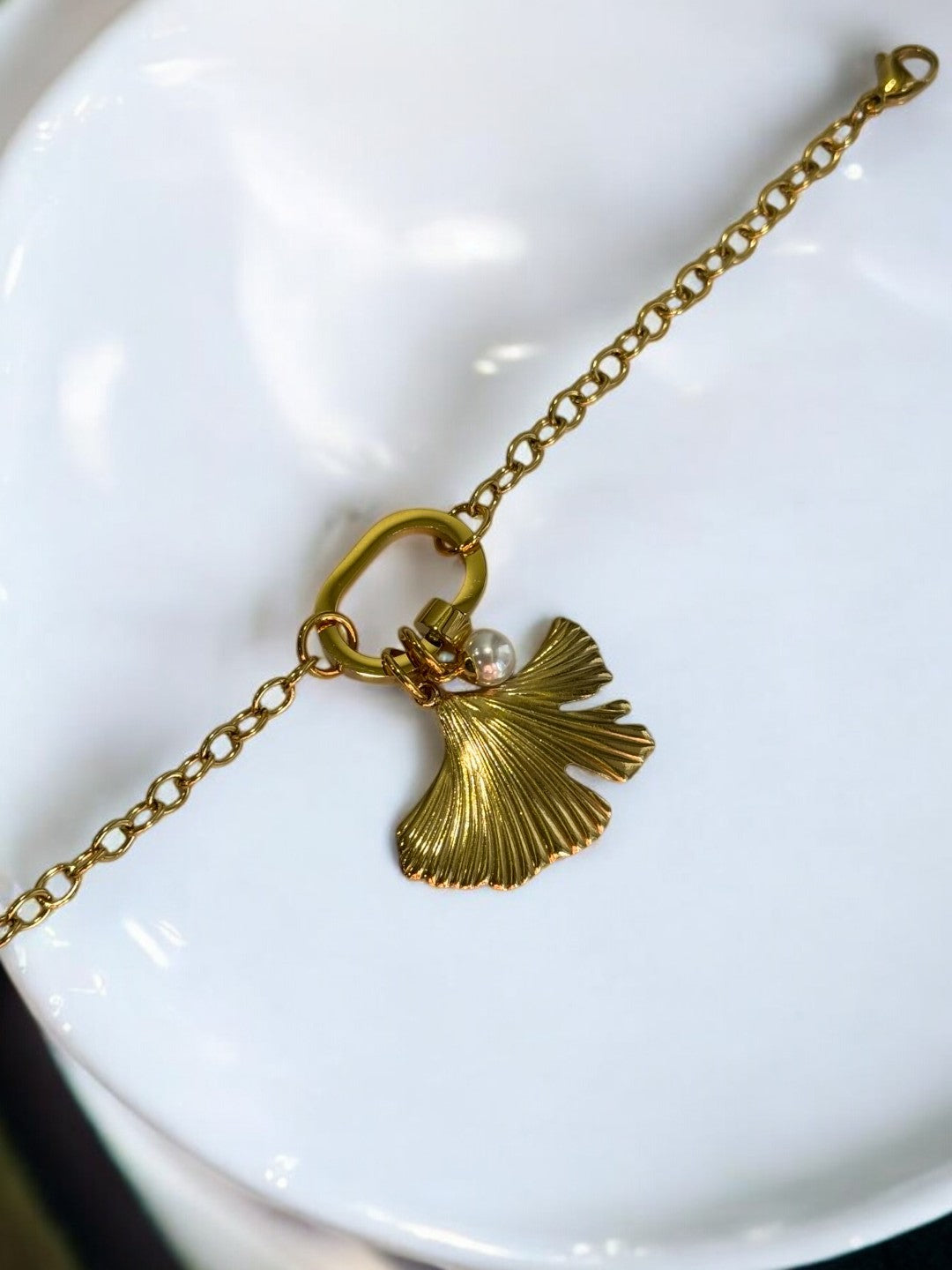 GOLDEN CHAIN SEASHELL WITH PEARL