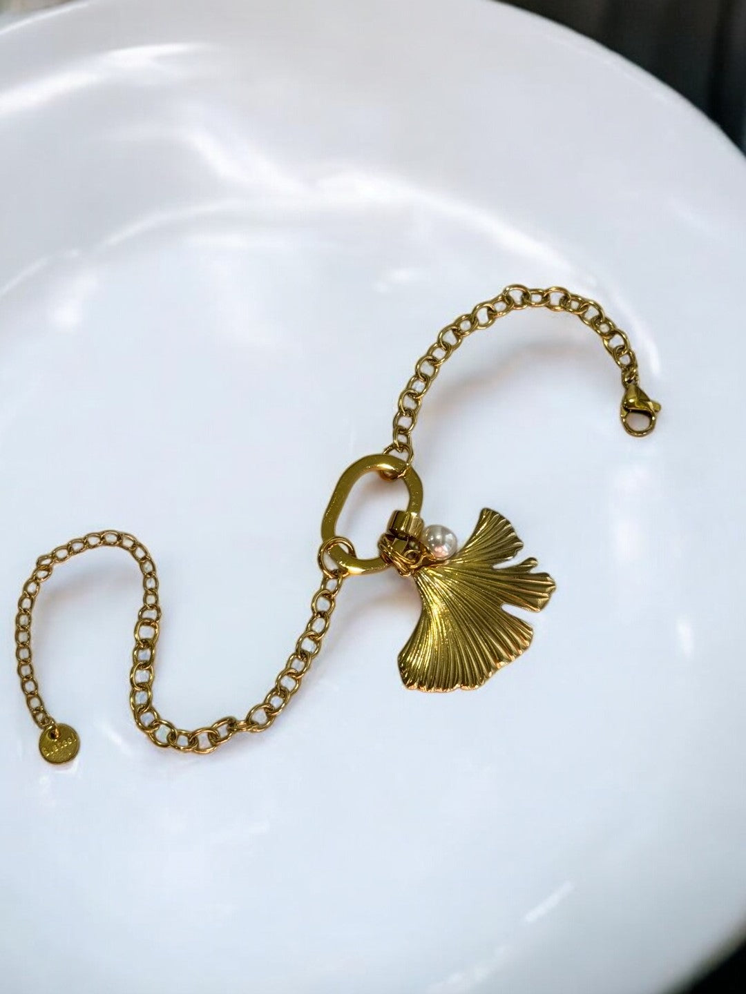 GOLDEN CHAIN SEASHELL WITH PEARL
