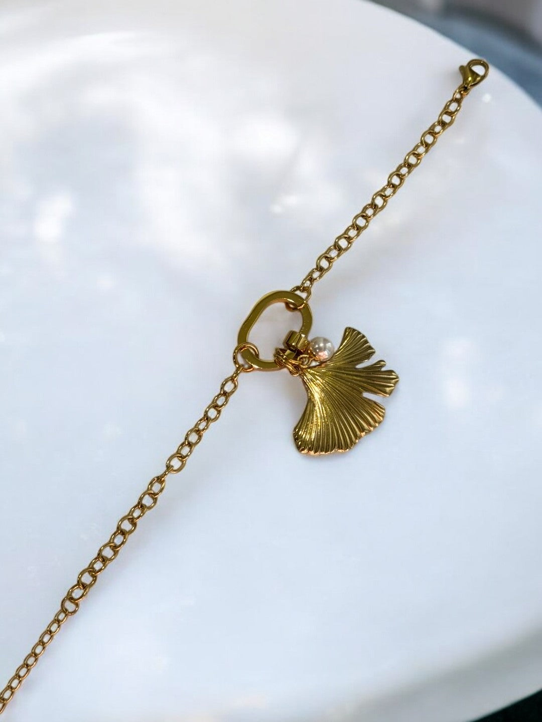 GOLDEN CHAIN SEASHELL WITH PEARL