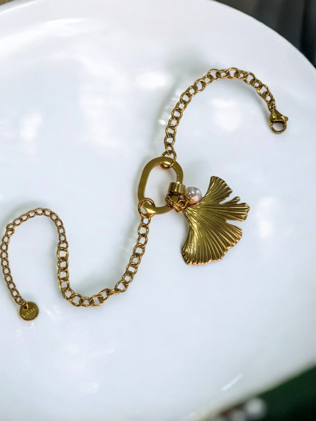 GOLDEN CHAIN SEASHELL WITH PEARL