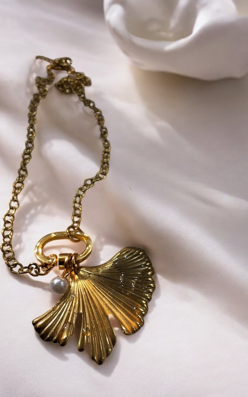 GOLDEN CHAIN WITH SEA SHELL AND PEARL
