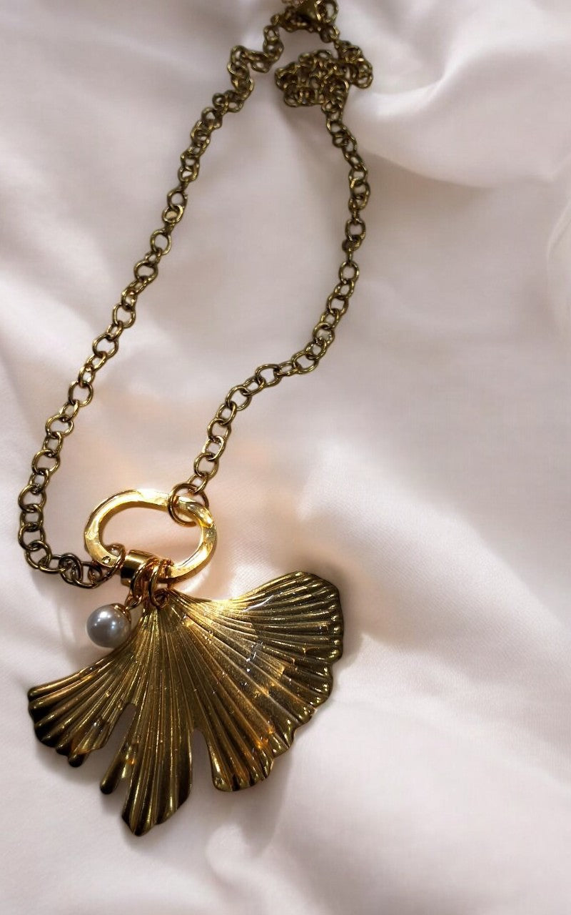 GOLDEN CHAIN WITH SEA SHELL AND PEARL