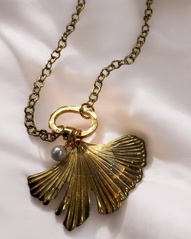 GOLDEN CHAIN WITH SEA SHELL AND PEARL