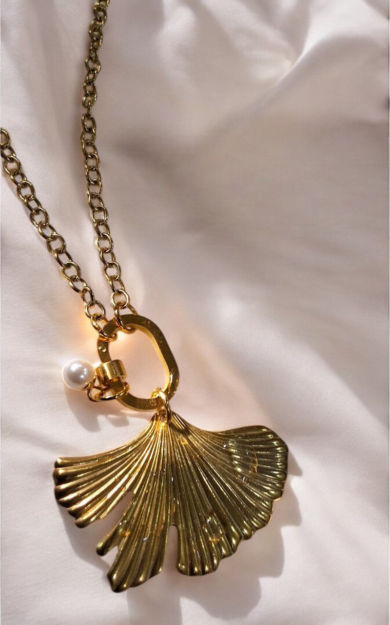 GOLDEN CHAIN WITH SEA SHELL AND PEARL