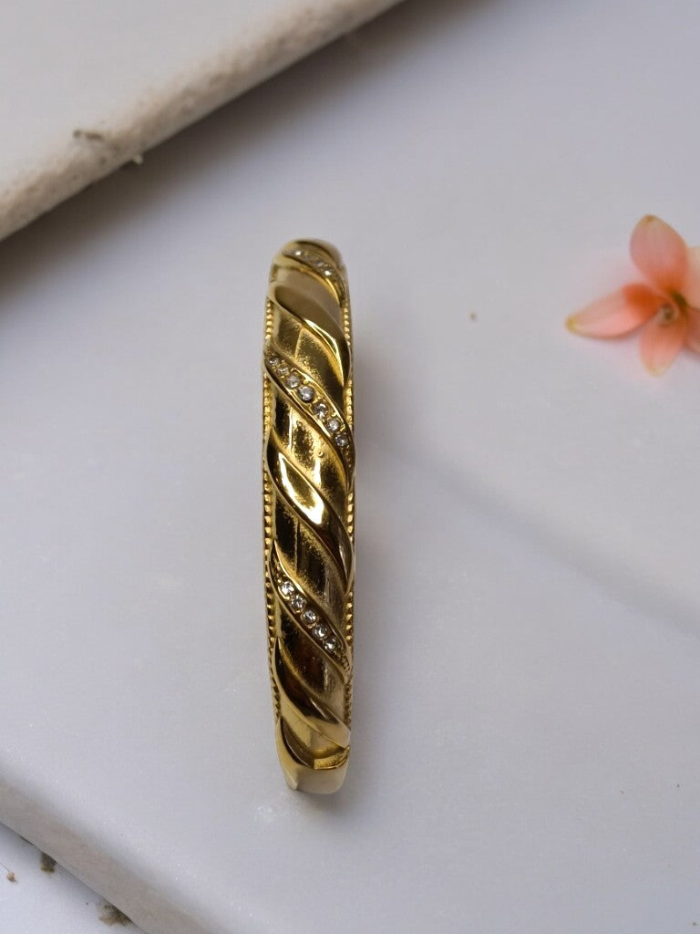 GOLDEN CURVE SLANTING LINE TINY DIAMOND LINE