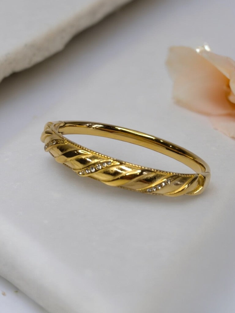 GOLDEN CURVE SLANTING LINE TINY DIAMOND LINE