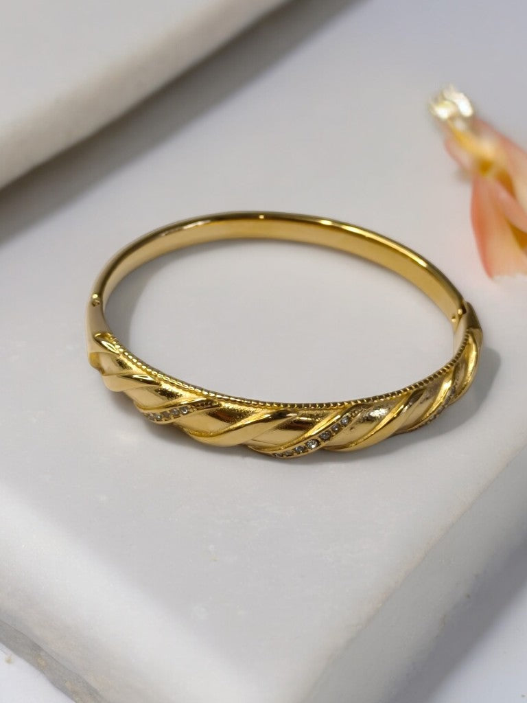 GOLDEN CURVE SLANTING LINE TINY DIAMOND LINE