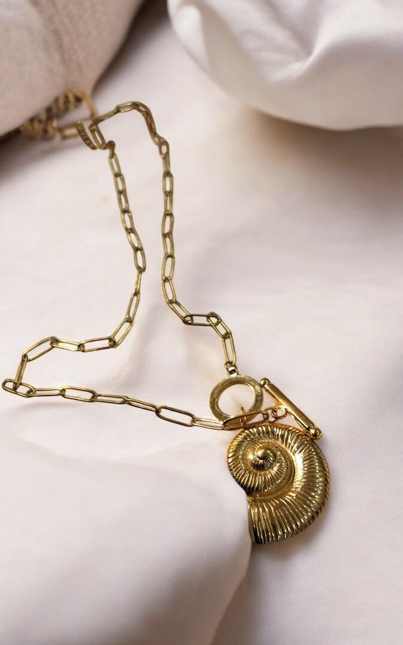 GOLDEN CHAIN WITH CHARMS LIKE SNAIL