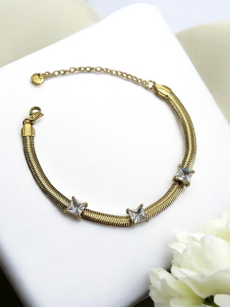 GOLDEN CHAIN THREE SQUARE SPARKLING DIAMOND