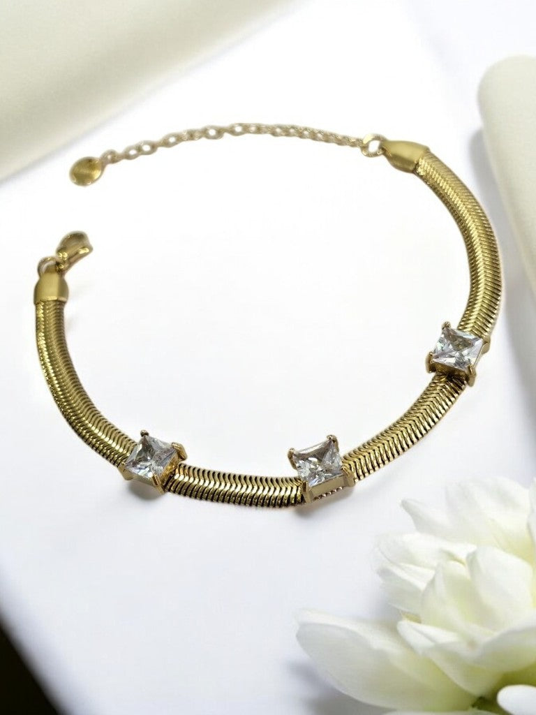 GOLDEN CHAIN THREE SQUARE SPARKLING DIAMOND