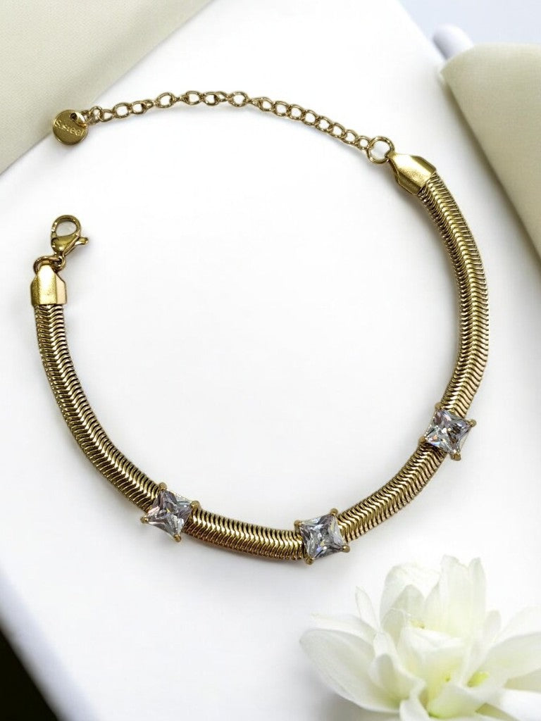 GOLDEN CHAIN THREE SQUARE SPARKLING DIAMOND