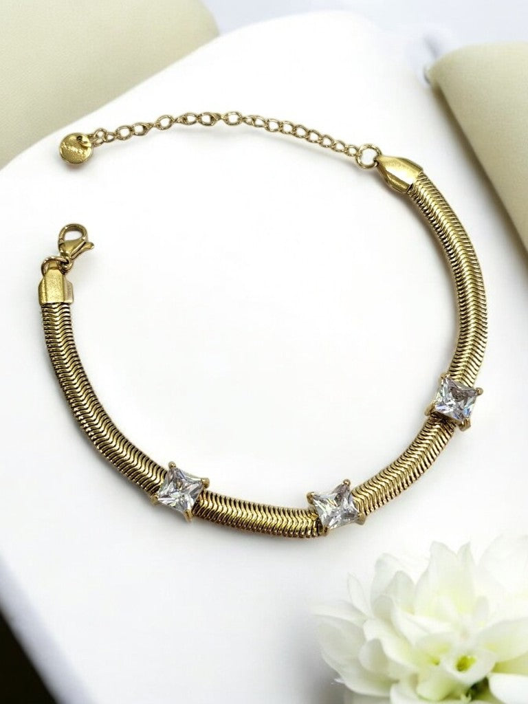GOLDEN CHAIN THREE SQUARE SPARKLING DIAMOND