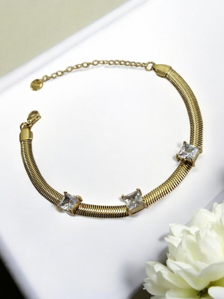 GOLDEN CHAIN THREE SQUARE SPARKLING DIAMOND