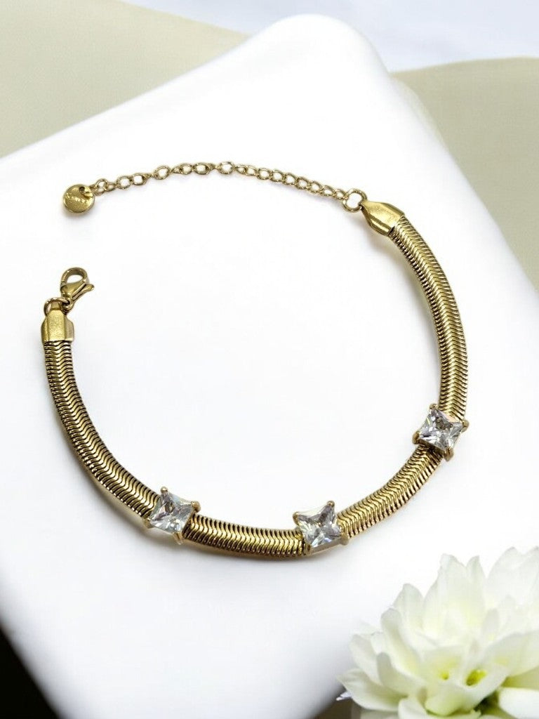 GOLDEN CHAIN THREE SQUARE SPARKLING DIAMOND