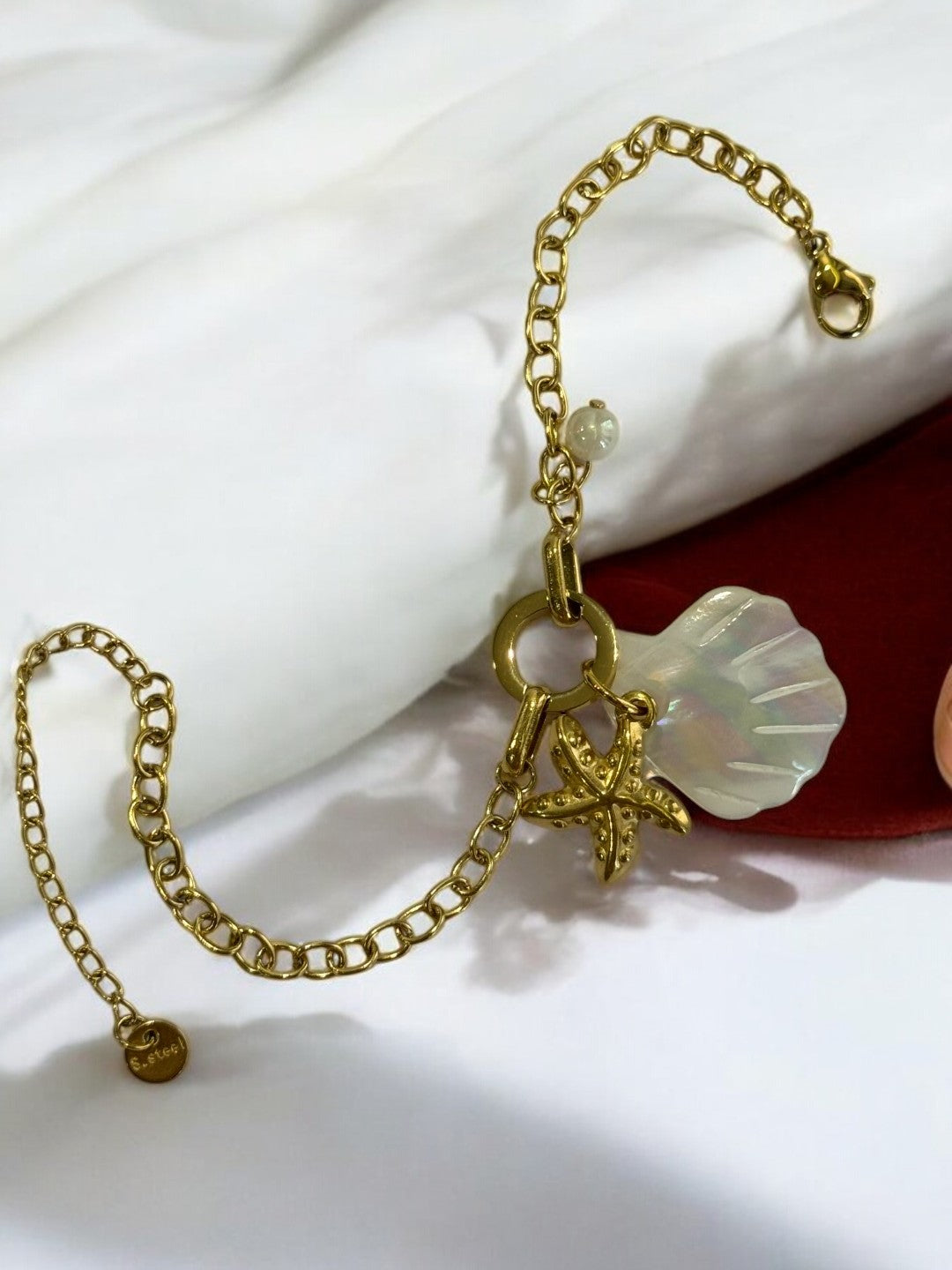 GOLDEN CHAIN BRACELET WITH WHITE SEA SHELL AND STAR FISH