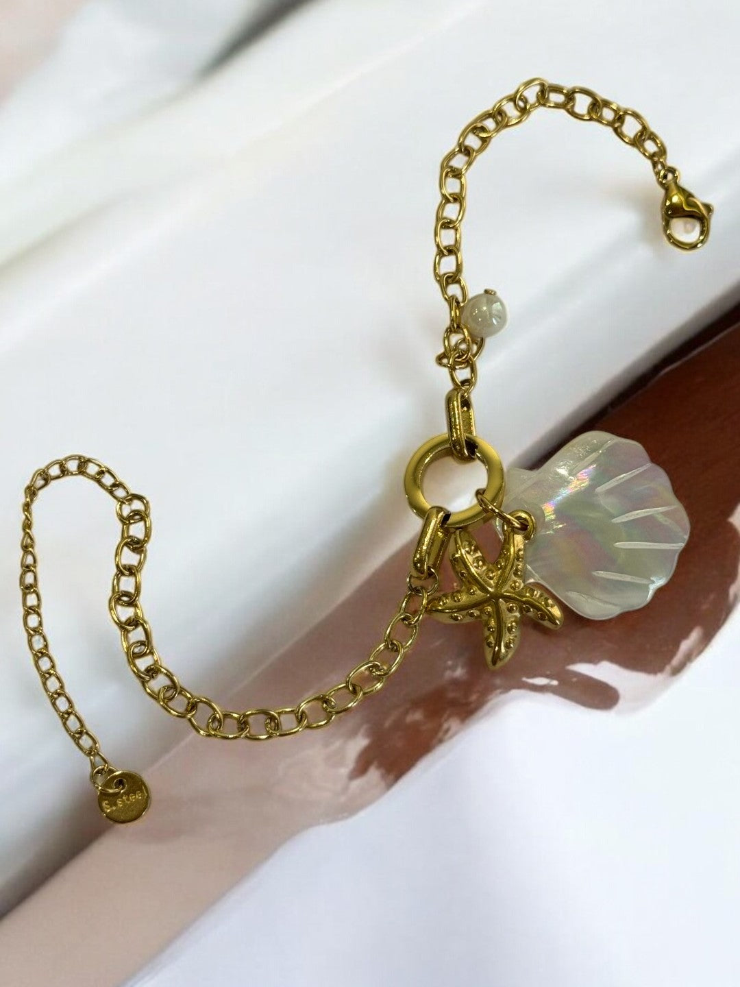GOLDEN CHAIN BRACELET WITH WHITE SEA SHELL AND STAR FISH