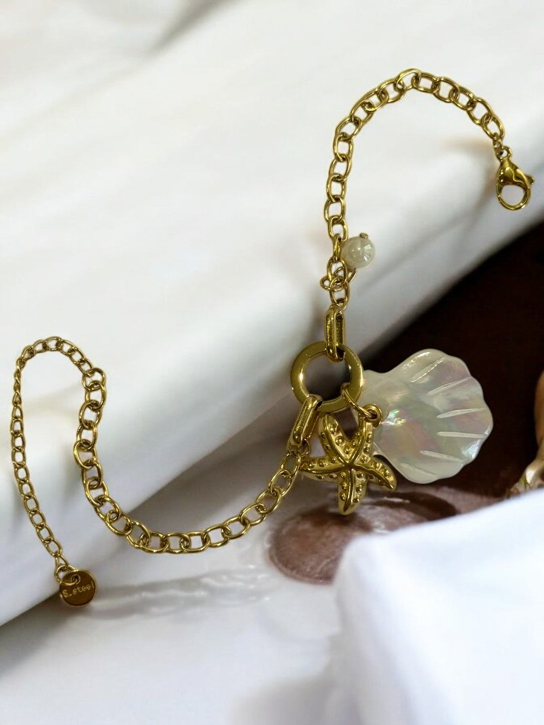 GOLDEN CHAIN BRACELET WITH WHITE SEA SHELL AND STAR FISH