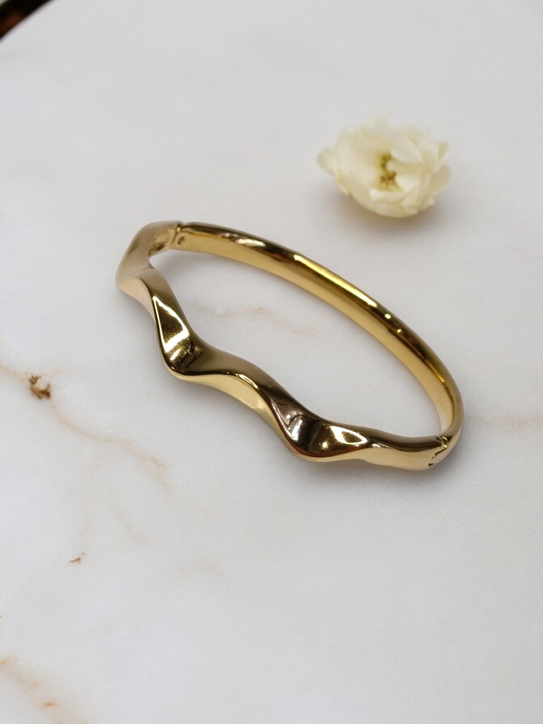 GOLDEN WAVE DESIGN BRACELET