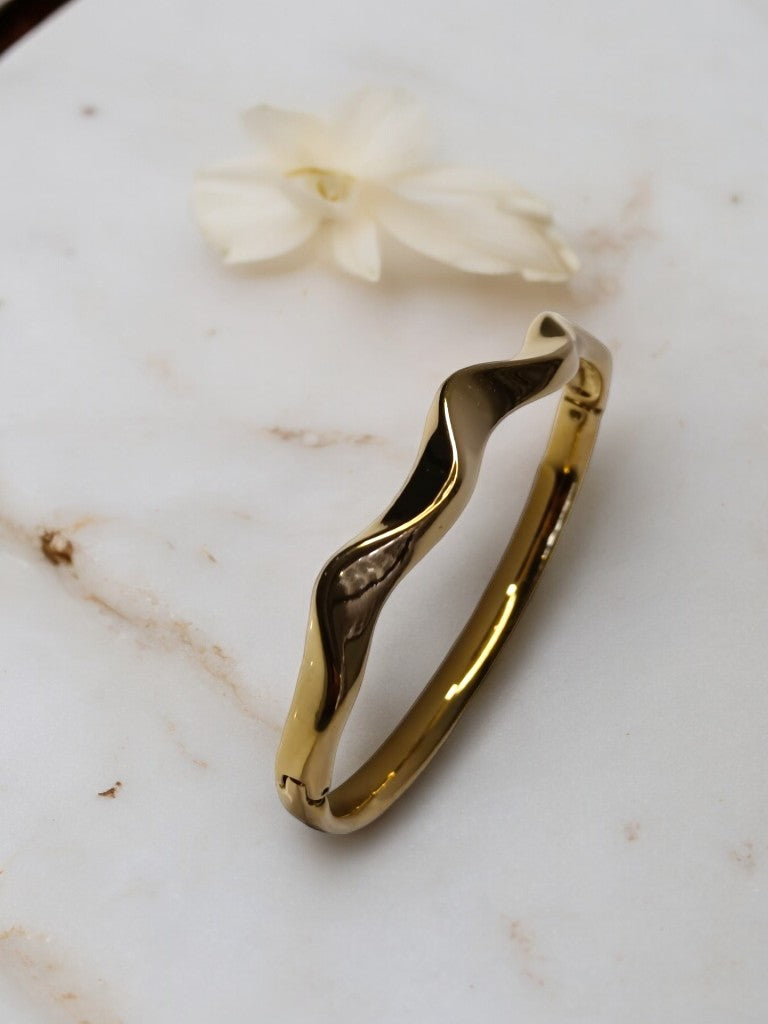 GOLDEN WAVE DESIGN BRACELET