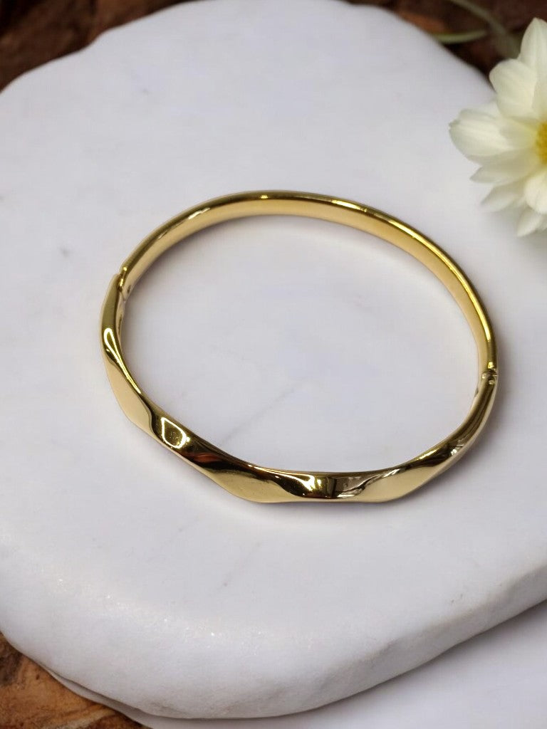 GOLDEN WAVE DESIGN BRACELET